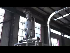 A linha de produção de ração para peixes de 500 kg está a funcionar na fábrica.